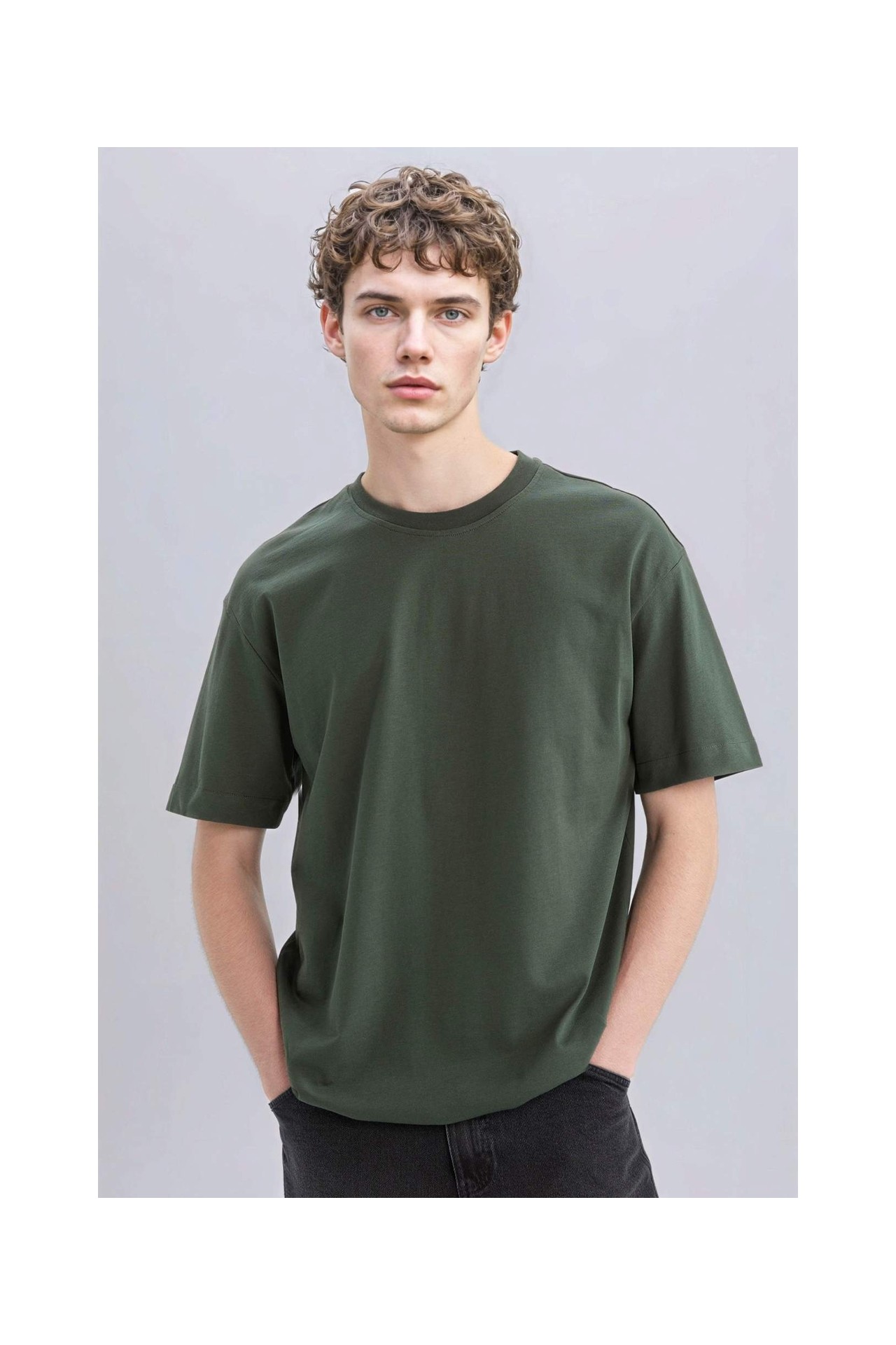 DeFacto %100 Pamuk Oversize Bisiklet Yaka Basic Kısa Kollu Tişört E6885AXNS
