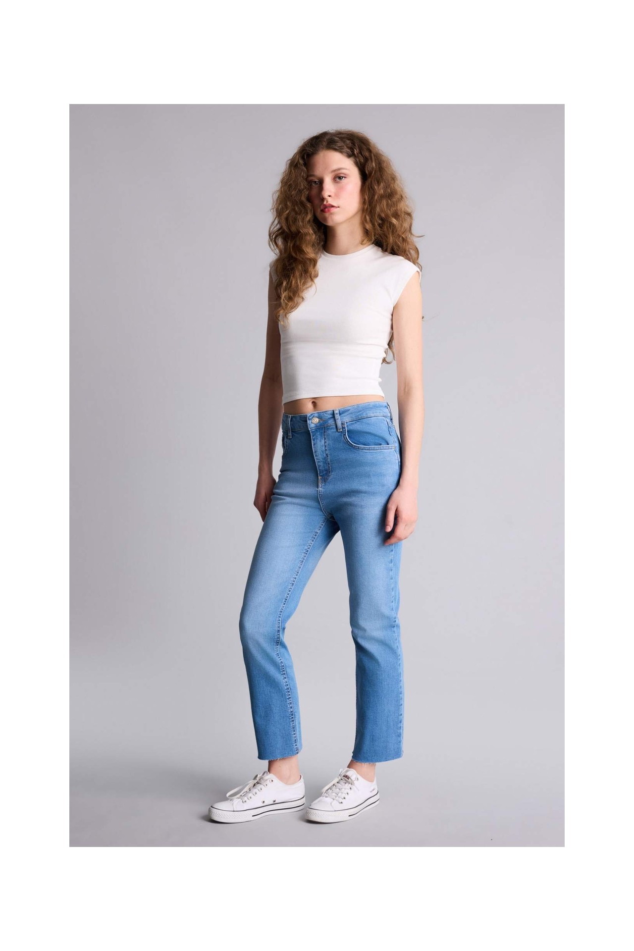 DeFacto %100 Pamuk Crop Flare Fit Yüksek Bel Kısa Paça Bilek Boy Jean Yıkamalı Pantolon H1665AX26SM görsel 2
