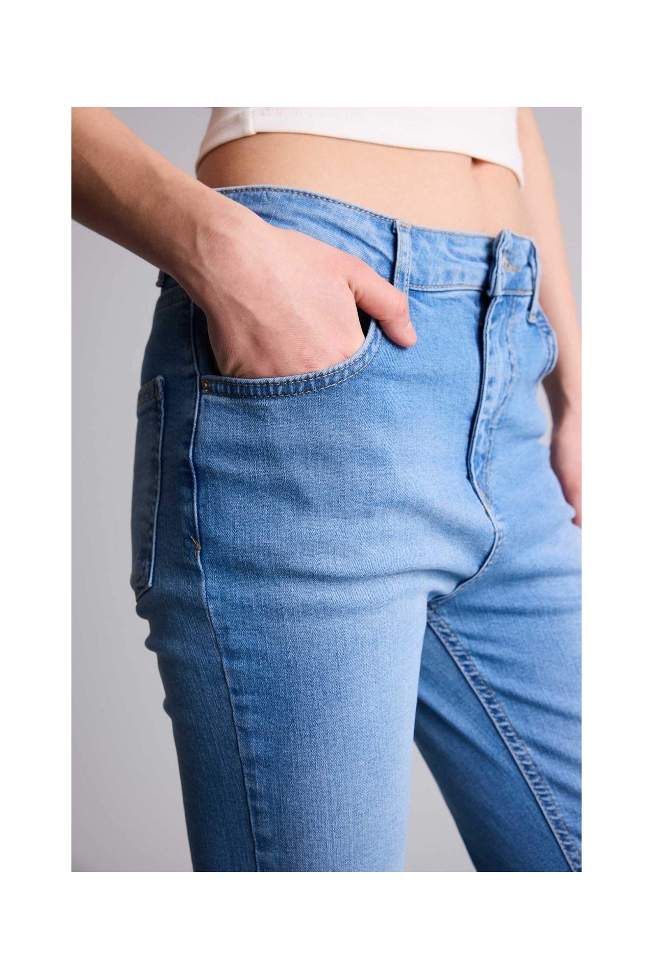 DeFacto %100 Pamuk Crop Flare Fit Yüksek Bel Kısa Paça Bilek Boy Jean Yıkamalı Pantolon H1665AX26SM görsel 4