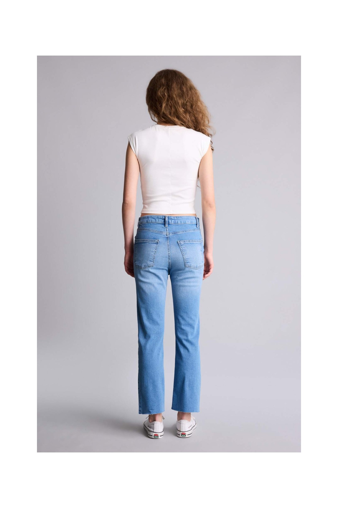 DeFacto %100 Pamuk Crop Flare Fit Yüksek Bel Kısa Paça Bilek Boy Jean Yıkamalı Pantolon H1665AX26SM görsel 5