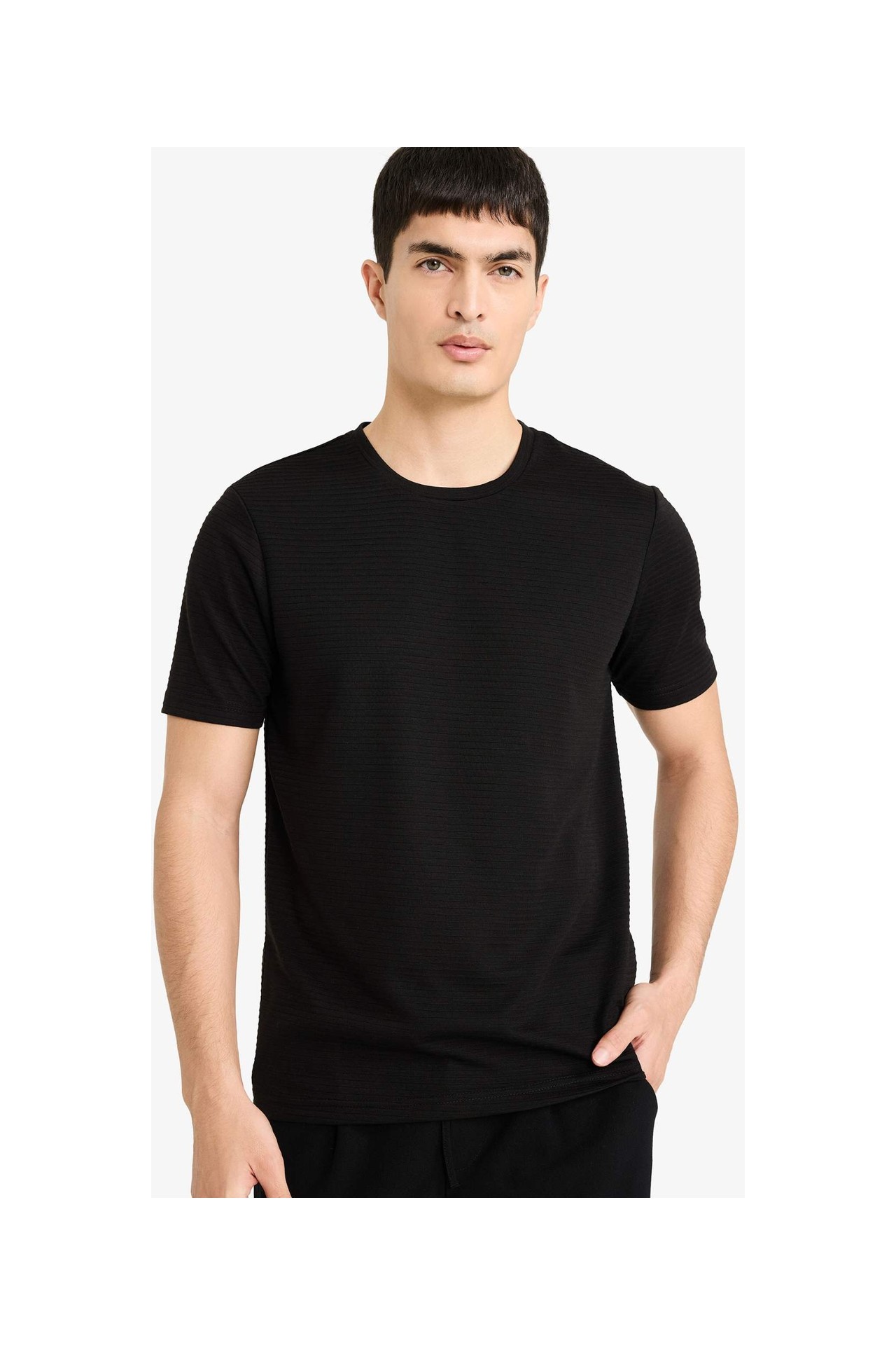 DeFacto Slim Fit Bisiklet Yaka Kısa Kollu Basic Tişört M6608AZ26SP