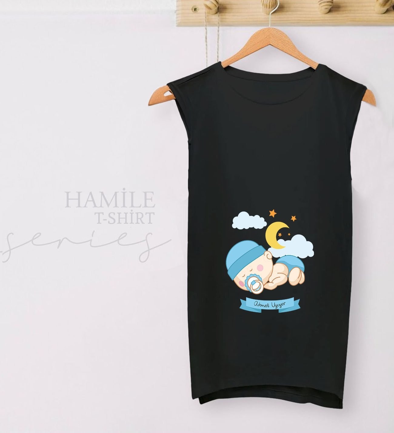 BK Gift Kişiye Özel Isimli Uyuyor Tasarımlı Siyah Sıfır Kol Hamile Tişört-2, Hamile Giyim, Eşe Hediye görsel 2