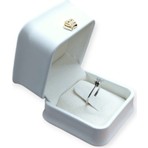 Metro Kuyumculuk Malzemeleri Deri Yüzük Kutusu Beyaz Tırnaklı Model 6.5 cm Uzunluk 5.5 cm Yükseklik 5 cm Kaliteli Deri