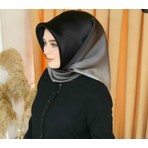 Armine Sura İpek Eşarp
Ebat: 90X90  
Sura Ipek Eşarp 8971D -3682 Siyah-Gri Degrade
