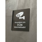 Yönline Siyah Parlak Pleksi 724 Uyarı Levhası 13x15 cm Kamera ile İzlenmektedir İç Mekan ve Dış Mekan Kullanımı