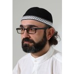İhvan Online Milad Şerit Detaylı Namaz Takkesi, Desenli Makine Örgüsü Takke - Siyah