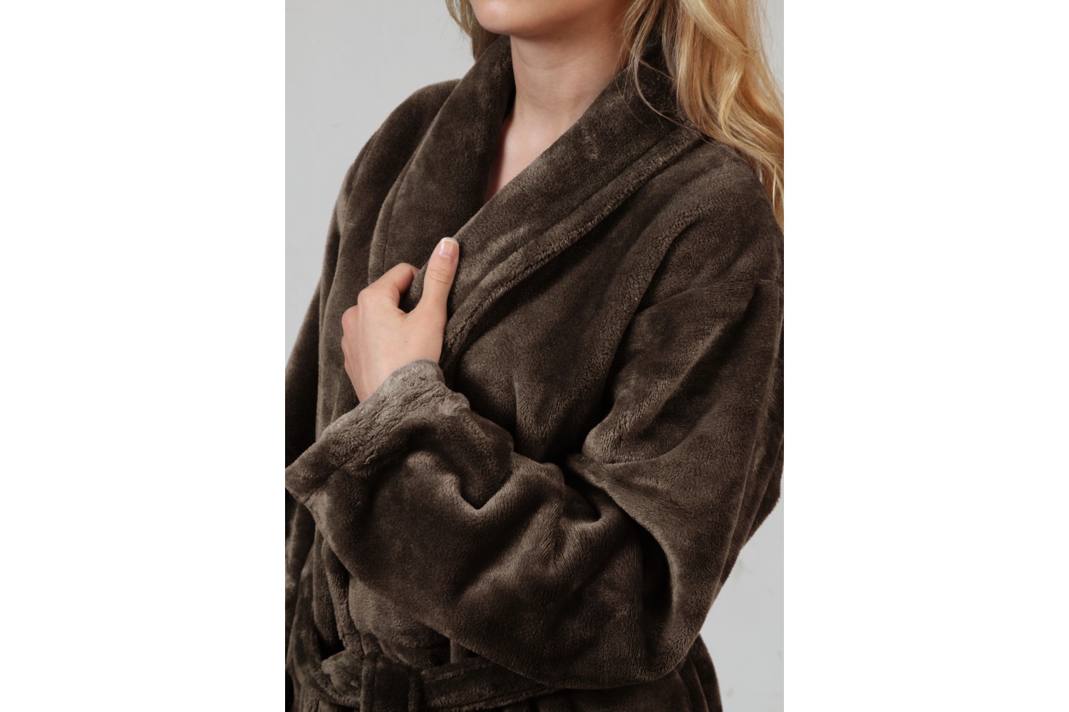 Lucy and Home Yumuşak Dokulu Polar Sabahlık Kadın Diz Üstü Bej Renk %100 Polyester Düz Desen görsel 3