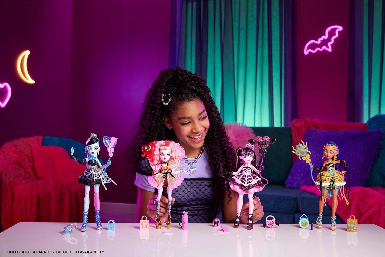 Aesco Monster High Pembe ve Kırmızı Parti Elbisesi Giyen Havalı Doğum Günü Cupid Asteria Bebek ve Davetiye, Balon, Hediye Gibi Temaya Uygun Aksesuarlar, JBG77 görsel 2