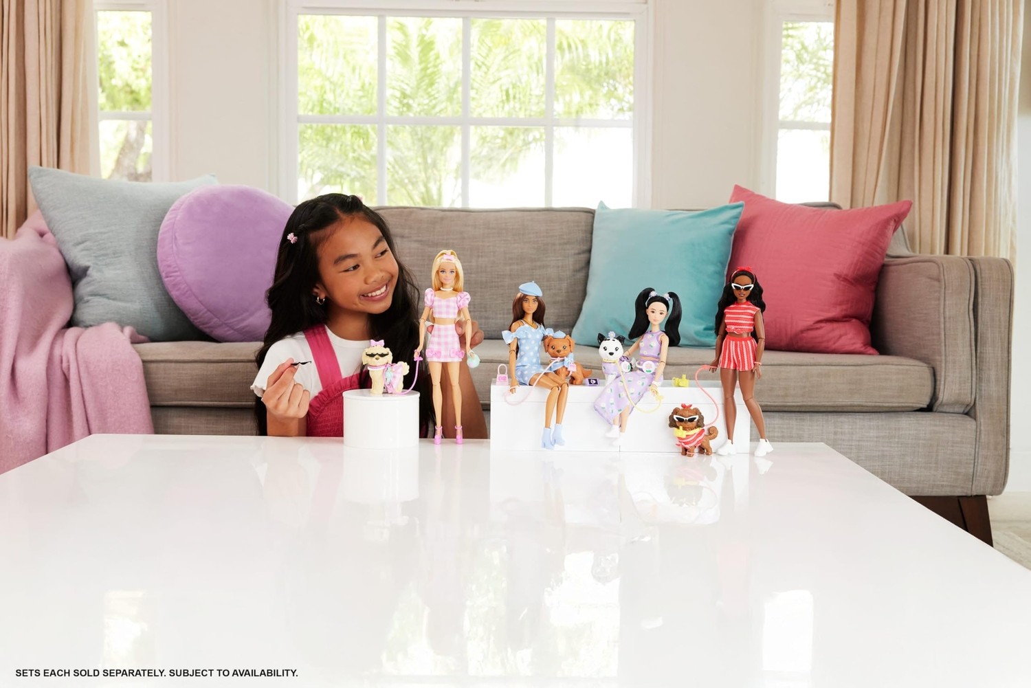 Die Grup Barbie Uyumlu Dostlar Sarı Saçlı Bebek ve Köpekçiği, Pötikare Desenli, Pembe Renkli Kıyafetler Giyen ve Güneş Gözlüğü, Kolye ve Fiyonk Gibi Aksesuarlar Takan, JFP36 görsel 2