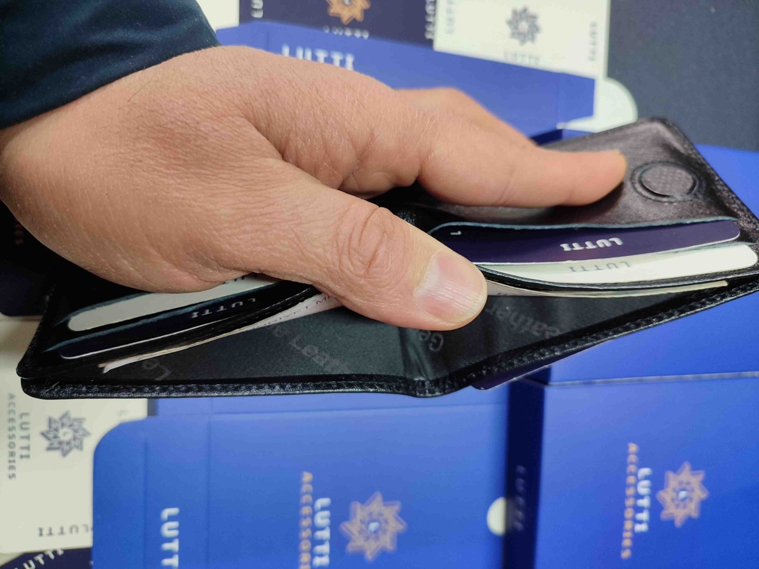 Lutti Hakiki Deri Mıknatıslı Yatay Model Kartlık Cüzdan görsel 3
