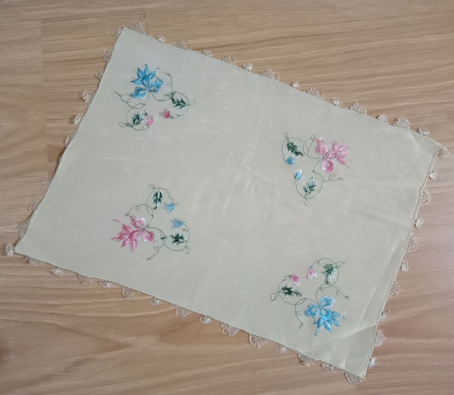 Bosphorus El Işi Kenarı Oyalı Saten Mendil 21X30CM
