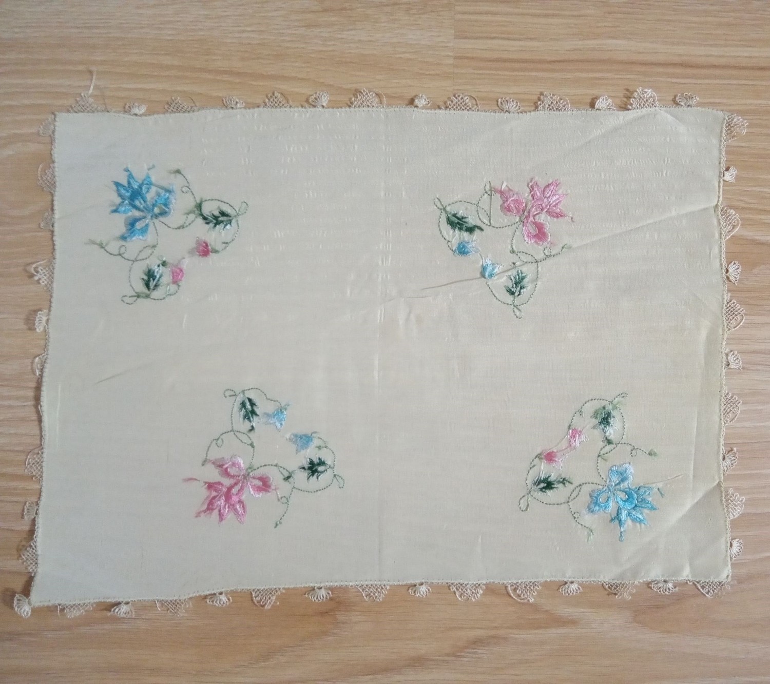 Bosphorus El Işi Kenarı Oyalı Saten Mendil 21X30CM görsel 3