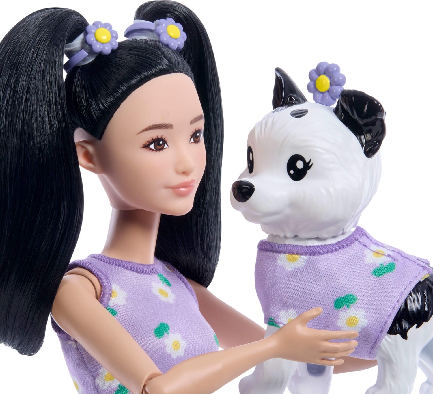 Die Grup Barbie Twinning, Mor Papatya Giysileri ve Aksesuarları ile Eşleşen Evcil Köpekli Bebek Görünüyor Hem Çiçekler Hem De Kemer Çantaları Için, Siyah Saç görsel 4
