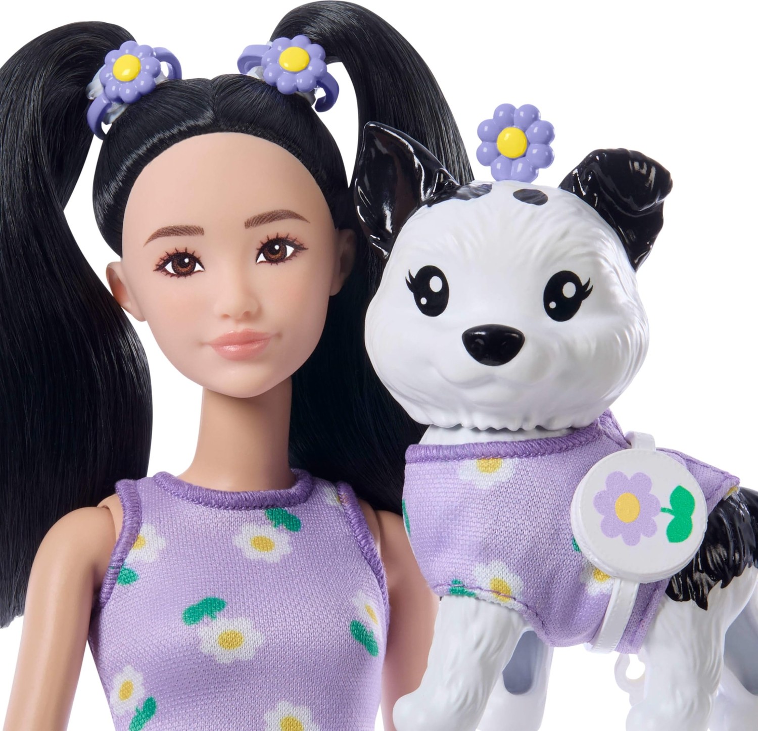 Die Grup Barbie Twinning, Mor Papatya Giysileri ve Aksesuarları ile Eşleşen Evcil Köpekli Bebek Görünüyor Hem Çiçekler Hem De Kemer Çantaları Için, Siyah Saç görsel 3