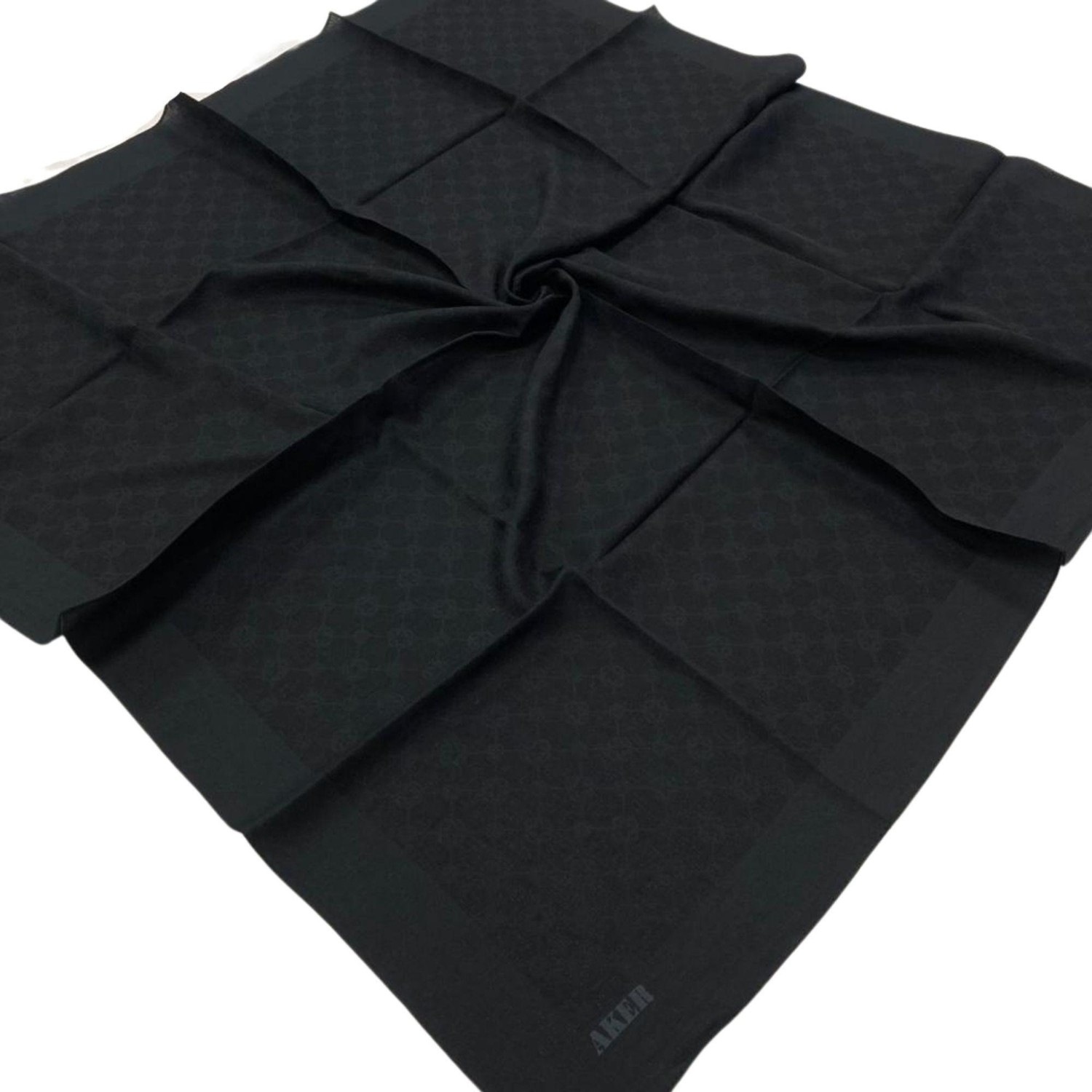 Aker Siyah Elegance Monogram Eşarp 1090500-911 100x100 cm Kadınlar İçin Hafif ve Nefes Alabilir Kumaş