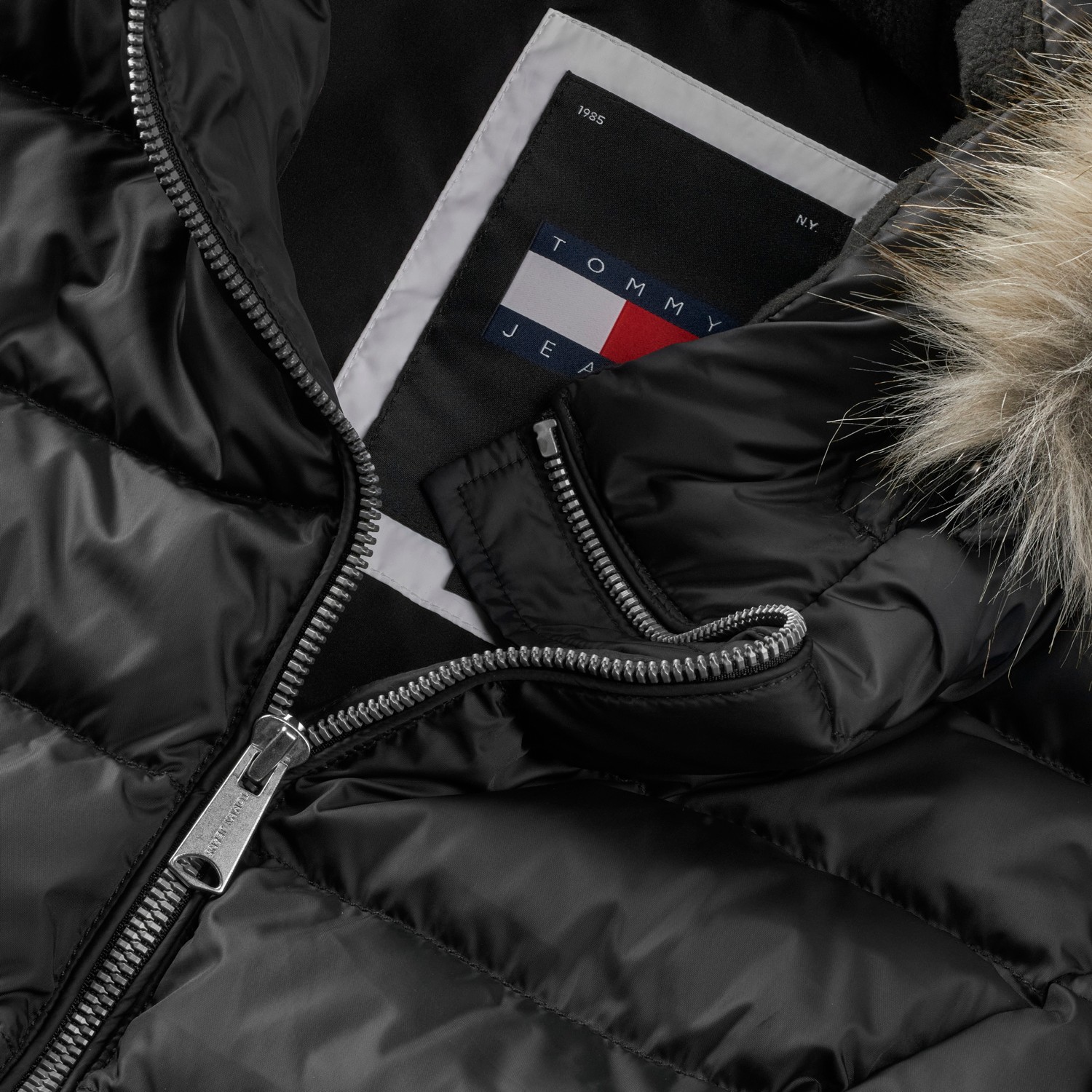 Tommy Hilfiger Kadın / Kız Marka Logolu Kapüşonlu Şık Görünümlü Full Fermuarlı Günlük Kullanıma Uygun Siyah Mont DW0DW18312-BDS görsel 3