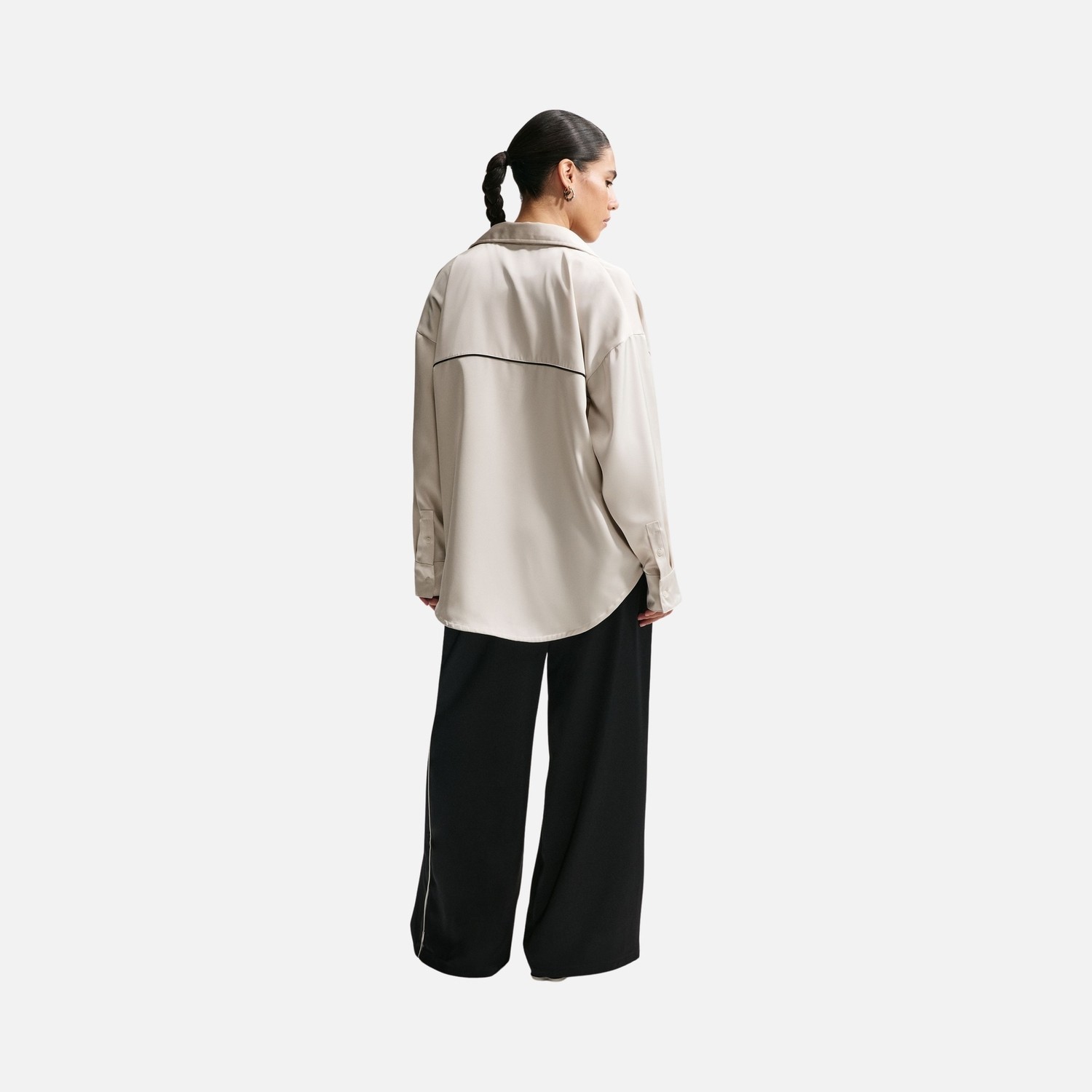 Nike Kadın Bej Sportswear Oversize Saten Uzun Kollu Gömlek Üst | IM0575-072 görsel 2