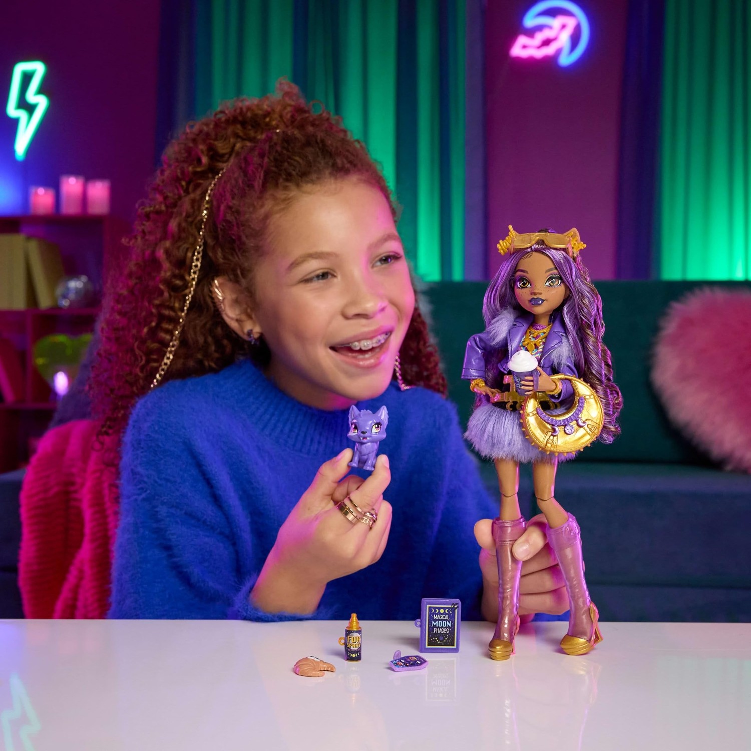 Die Grup Monster High Mor Motosiklet Ceketi ve Tüylü Etek Giyen Monster High Clawdeen Wolf Bebek, Kurt Crescent ve Kitap, Kruvasan ve Çanta Gibi 7 Aksesuar, JHK30 görsel 2