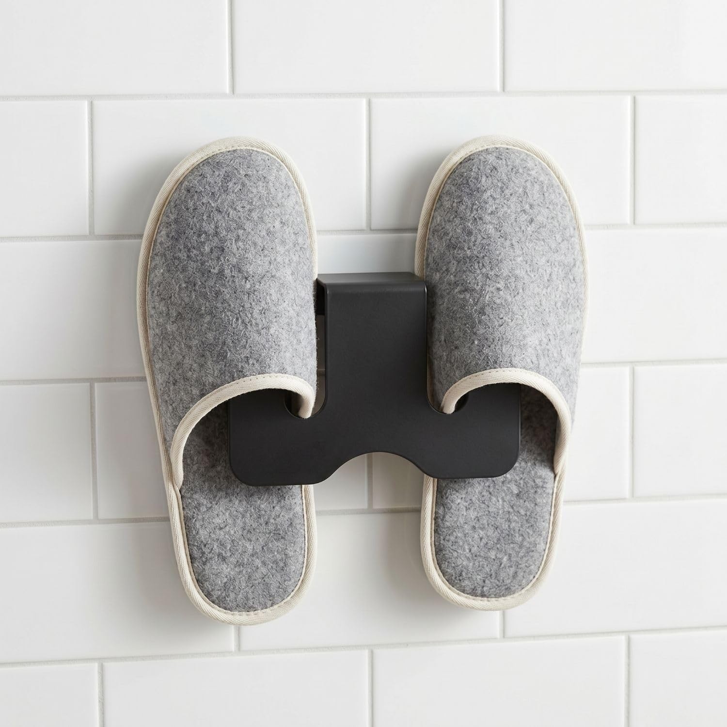 OEM Duvara Yapıştırılabilir Terlik Askısı Metal Terlik Organizeri Banyo Terlik Tutucu Yapışkanlı Duvar Askılığı Çift Terlik Aparatı Siyah Minimalist Tasarım görsel 2