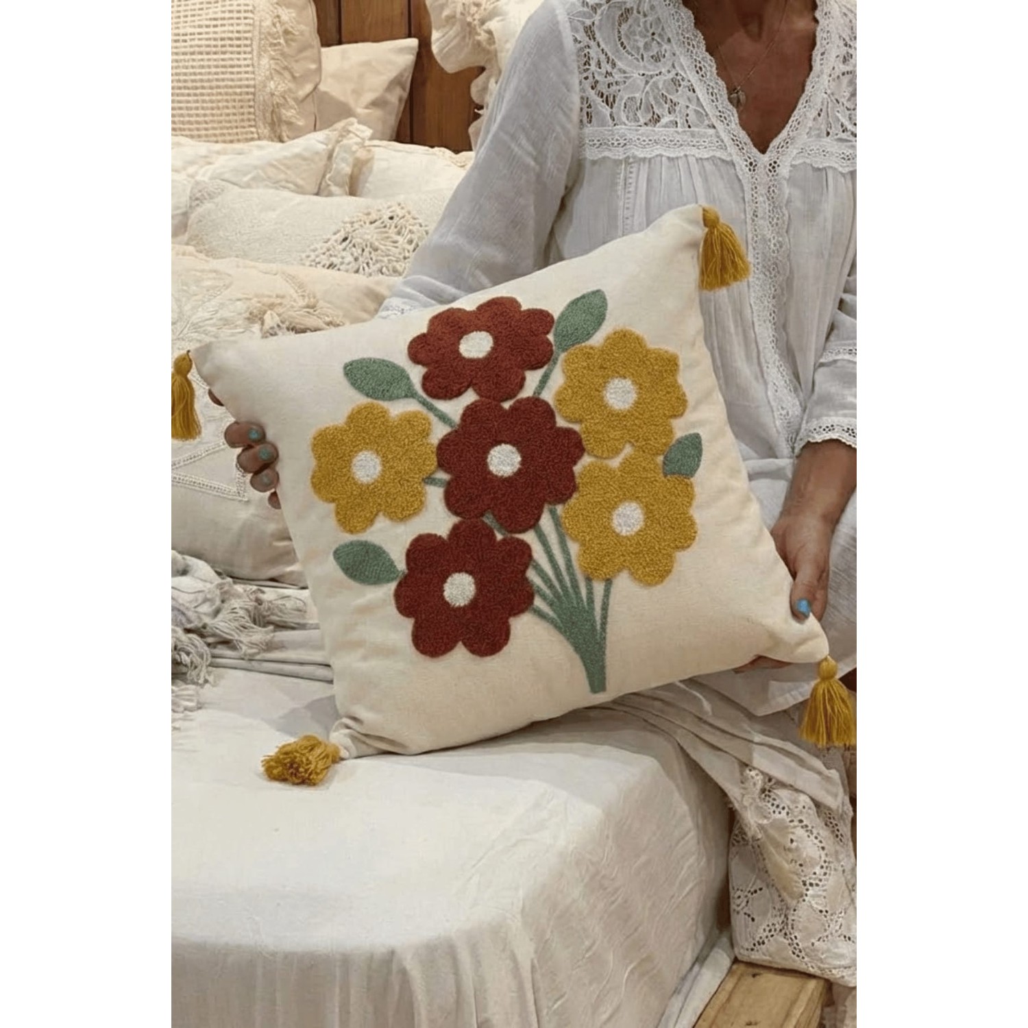Buldan Natura Demet Çiçek Desenli Punch Nakışlı Püsküllü Dekoratif Kırlent Kılıfı 43×43 cm 4. görsel