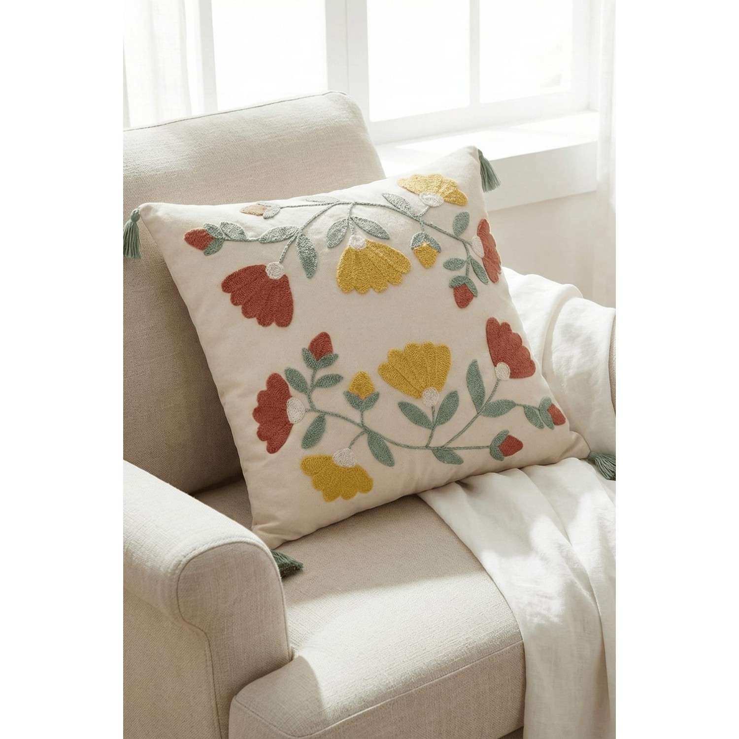 Buldan Natura Karanfil Çiçek Desenli Punch Nakışlı Dekoratif Kırlent Kılıfı 43×43 cm