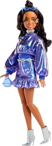 Esranın Dünyası Barbie Stil Ikonu Bebek, Dalgalı Kahverengi Saçlarıyla Metalik Mavi Bluz ile Etek Giyen ve Gümüş Mücevher, Kristalli El Çantası ve Güneş Gözlüğü Gibi Aksesuarlar Takan, JFP42