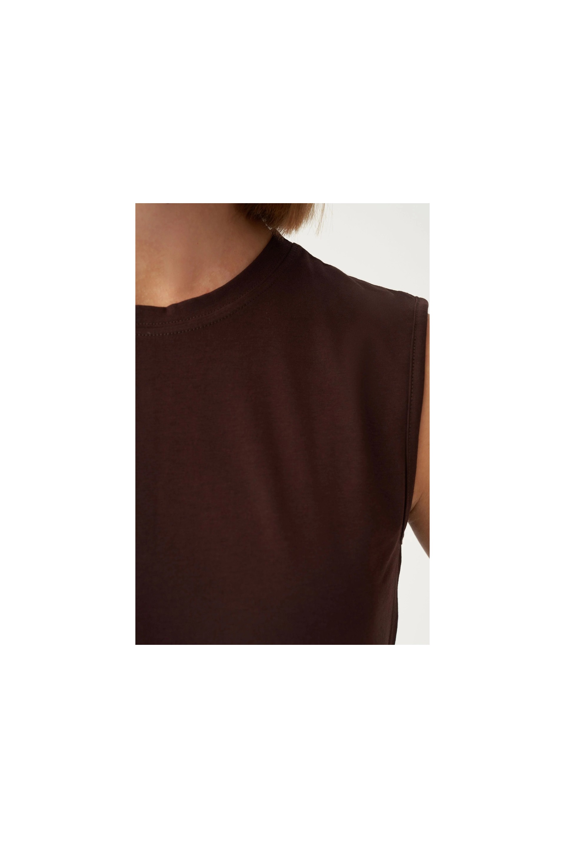 ALLDAY Acı Kahve Kolsuz T-Shirt Pamuklu Malzeme ile Şıklığı ve Rahatlığı Bir Arada Sunuyor görsel 5