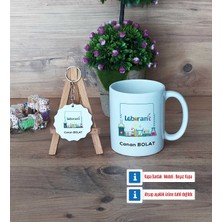 Hedizu Kişiye Özel Laborant Kupa Bardak Beyaz ve Anahtarlık Hediye Sepeti Laboranta Tıp Bayramı Hediyesi