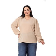 Disentis Modest Büyük Beden Yakası Zincir Detaylı Kol Ağzı Lastikli Bej Rengi Bluz