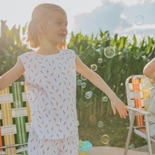 Antebies Organik Beyaz Havuç Tarlası Desenli Beli Lastikli Askılı Şortlu Kız Çocuk Pijama Takımı