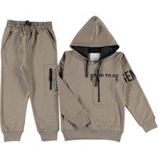 İrem Çocuk Giyim Erkek Çocuk Born To Be Yazı Desenli Fermuar Cepli Kapüşonlu Açık Kahve Eşofman Takımı