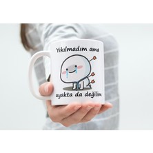 TakeTshirt Yıkılmadım Ama Ayakta Da Değilim Kupa Bardak Komik Yazılı Hediyelik Kahve Çay Kupası
