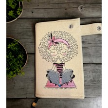 Shules Collection El Yapımıkitap Okuyan Kiz Nakişli Ki̇tap Kilifi