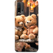 Teknomeg Xiaomi Redmi 9t Uyumlu Salıncakta Mutlu Ayılar Desenli Silikon Kılıf