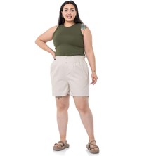 Disentis Modest Büyük Beden Beli Yan ve Arkadan Lastikli Paçası Katlama Detaylı Gabardin Bej Şort