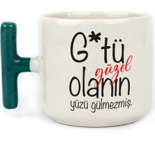 Mor Mürekkep G*tü Güzel Olanın Yüzü Gülmezmiş Baskılı Yeşil Kulplu T Kupa