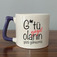 Mor Mürekkep G*tü Güzel Olanın Yüzü Gülmezmiş Baskılı Mor Kulplu D Kupa