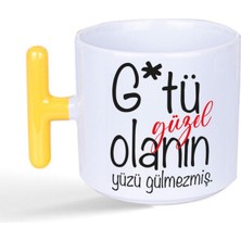 Mor Mürekkep G*tü Güzel Olanın Yüzü Gülmezmiş Baskılı Sarı Kulplu T Kupa