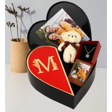 Giftstime Kişiye Özel Baş Harf Tasarımlı Kalp Kutu ve Peluş Ayıcık Anahtarlık Çerceve ve Kartanesi Kolye