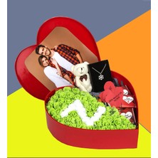 Giftstime Baş Harfli Fotoğraflı Kalp Kutu Çiçek Çikolata Buketi Ayıcık Anahtarlık Kolye Aşk Sözleri