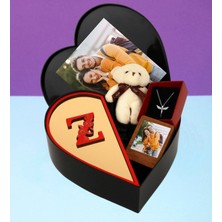 Giftstime Kişiye Özel Pleksi Baş Harf Tasarımlı Kalp Kutu ve Peluş Ayıcık Anahtarlık Çerceve ve Melek Kolye