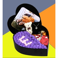 Giftstime Baş Harfli Fotoğraflı Kalp Kutu Çiçek Çikolata Buketi Ayıcık Anahtarlık Kolye Aşk Sözleri