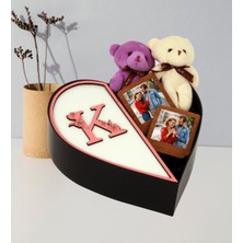 Giftstime Kişiye Özel Baş Harf Tasarımlı Kalp Kutu ve Çift Peluş Ayıcık Anahtarlık Çerçeve