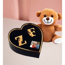 Giftstime Kişiye Özel Çift Pleksi Harf Tasarımlı Kalp Kutu ve 25 cm Peluş Ayıcık ve Ahşap Çerçeve