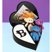 Giftstime Kişiye Özel Baş Harf Tasarımlı Kalp Kutu ve Peluş Ayıcık Anahtarlık Buketi