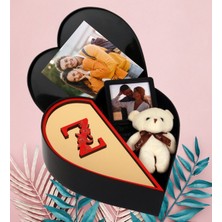 Giftstime Kişiye Özel Pleksi Baş Harf Tasarımlı Kalp Kutu ve Peluş Ayıcık Anahtarlık ve Sök Tak Çerceve