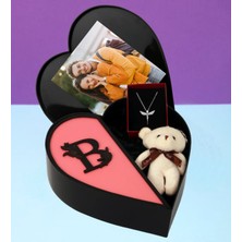 Giftstime Kişiye Özel Baş Harf Tasarımlı Kalp Kutu ve Peluş Ayıcık Anahtarlık ve Melek Kolye