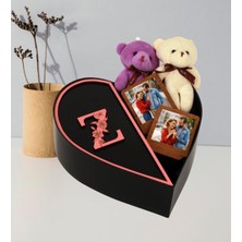 Giftstime Kişiye Özel Baş Harf Tasarımlı Kalp Kutu ve Çift Peluş Ayıcık Anahtarlık Çerçeve