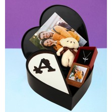 Giftstime Kişiye Özel Pleksi Baş Harf Tasarımlı Kalp Kutu ve Peluş Ayıcık Anahtarlık Çerceve ve Melek Kolye