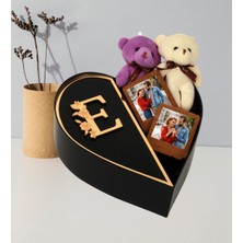 Giftstime Kişiye Özel Aynalı Pleksi Baş Harf Tasarımlı Kalp Kutu ve Çift Peluş Ayıcık Anahtarlık Çerçeve